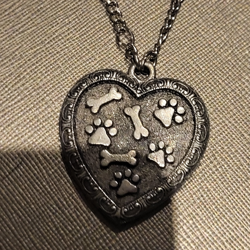 1928 PEWTER HEART PAWS AND BONES NECKLACE 28 IN. - Picture 8 of 10